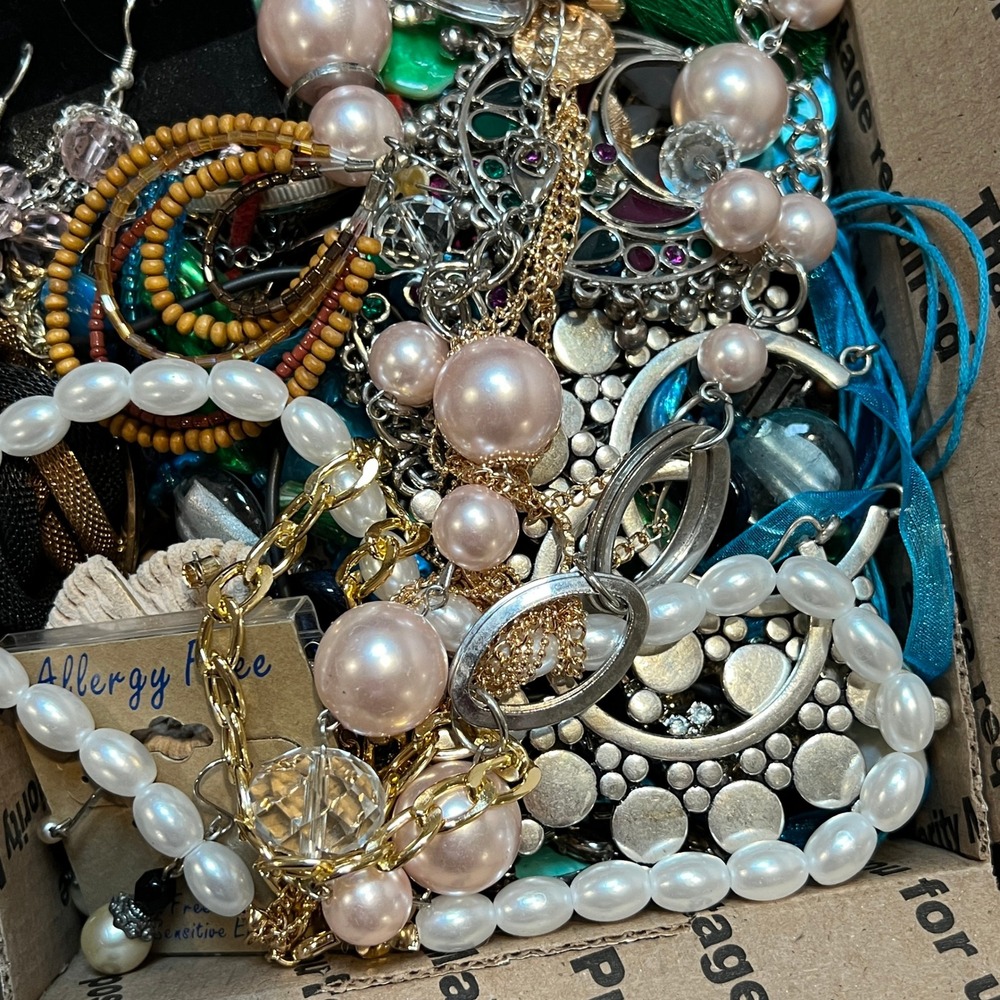 2.8 Lbs Craft Jewelry Lot Broken Repair Repurpose Wearable Harvest Resell - Picture 4 of 6